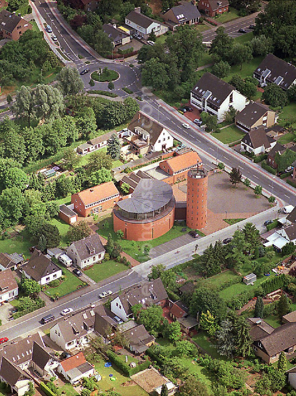 Aerial image Neukirchen-Vluyn - Blick auf die katholische St.-Antonius-Kirche. Die Kirche wurde vom Architektenteam Prof. Baumewerd/Eling geplant und gebaut. Die Einweihung erfolgte im Jahr 1997. View of the Catholic St. Anthony's Church. The church was designed and built by the architects Prof. Baumewerd / Eling. It was opened in 1997.