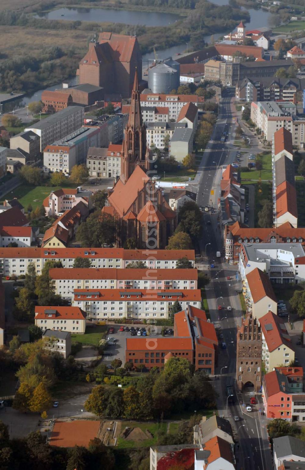 Aerial photograph Demmin - Blick auf die gotische St. Bartholomaei-Kirche am Kirchplatz 7 in 17109 Demmin - das Wahrzeichen der Hansestadt. Ansprechpartner: Gemeindebüro Tel.: 03998/433483. Im Hintergrund befinden sich die Getreidespeicher am Peenehafen.