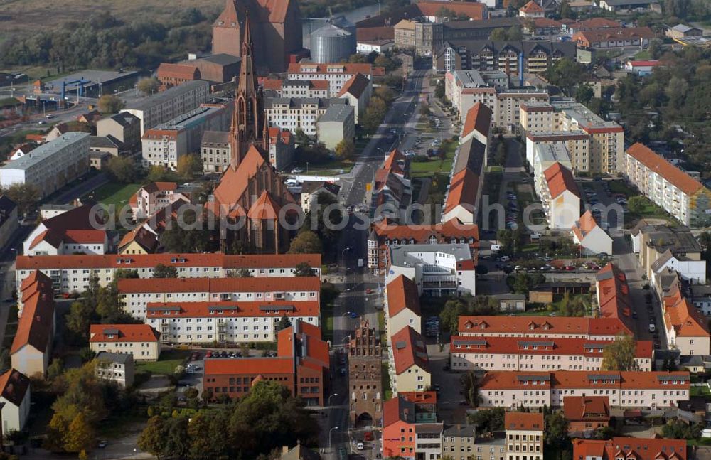 Demmin from above - Blick auf die gotische St. Bartholomaei-Kirche am Kirchplatz 7 in 17109 Demmin - das Wahrzeichen der Hansestadt. Ansprechpartner: Gemeindebüro Tel.: 03998/433483. Im Hintergrund befinden sich die Getreidespeicher am Peenehafen.