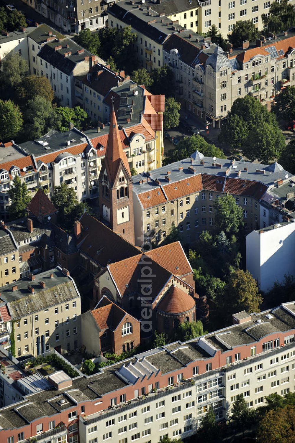 Aerial image Berlin - Blick auf die katholische St. Eduard Kirche in Berlin- Neukölln. Die Kirche wurde von 1906 bis 1907, nach den Entwurf von Architekt August Kaufhold erbaut. Der Baustil ist eine Mischung aus barocken und romanischen Elementen. View of the Catholic St. Edward Church in Berlin-Neukölln. The chruch was built from 1906 to 1907, according to the design by architect August Kaufhold. The architectural style is a mixture of baroque and Romanesque elements.