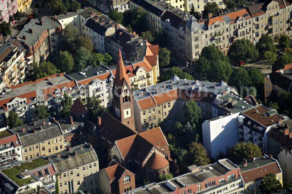 Aerial photograph Berlin - Blick auf die katholische St. Eduard Kirche in Berlin- Neukölln. Die Kirche wurde von 1906 bis 1907, nach den Entwurf von Architekt August Kaufhold erbaut. Der Baustil ist eine Mischung aus barocken und romanischen Elementen. View of the Catholic St. Edward Church in Berlin-Neukölln. The chruch was built from 1906 to 1907, according to the design by architect August Kaufhold. The architectural style is a mixture of baroque and Romanesque elements.