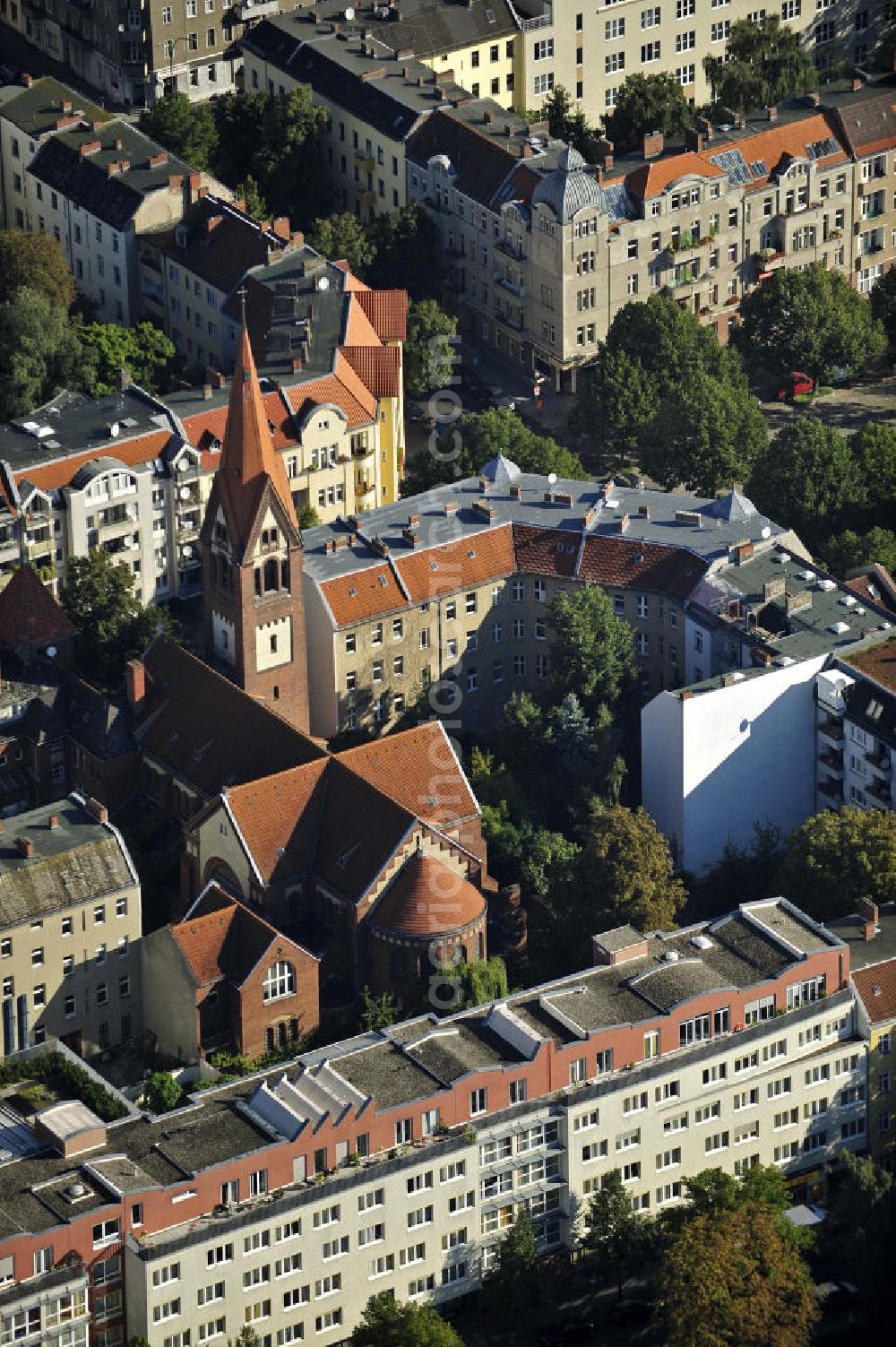 Berlin from above - Blick auf die katholische St. Eduard Kirche in Berlin- Neukölln. Die Kirche wurde von 1906 bis 1907, nach den Entwurf von Architekt August Kaufhold erbaut. Der Baustil ist eine Mischung aus barocken und romanischen Elementen. View of the Catholic St. Edward Church in Berlin-Neukölln. The chruch was built from 1906 to 1907, according to the design by architect August Kaufhold. The architectural style is a mixture of baroque and Romanesque elements.