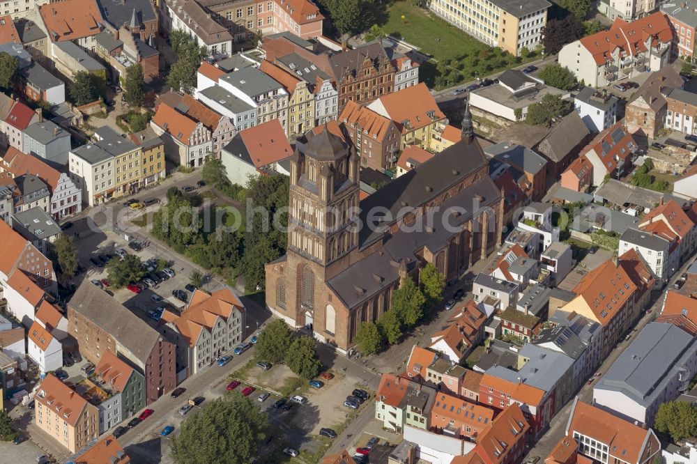 Aerial image Stralsund - The St. Jakobi Church at the Old Market in Stralsund in Mecklenburg-Western Pomerania