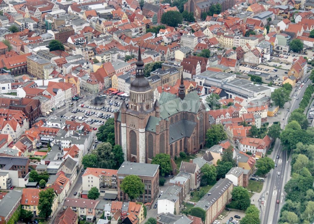 Stralsund from the bird's eye view: The St. Jakobi Church at the Old Market in Stralsund in Mecklenburg-Western Pomerania