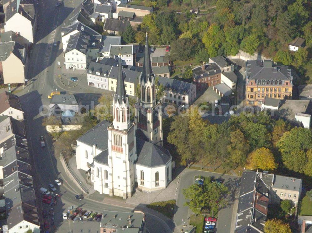 Aerial photograph Oelsnitz - St. Jakobikirche in Oelsnitz prägt mit ihren 73,5 m hohen Türmen das Stadtbild von Oelsnitz. Erbaut im 13. Jahrhundert und umgebaut im 19. Jahrhundert. Anschrift: Kirchplatz 2, 08606 Oelsnitz, Ansprechpartner: Pfarramt und Pfarrer Ulrich Rydzewski, Telefon: 037421/22817, Telefax: 037421/22818, Email: st-jakobi-oelsnitz@t-online.de