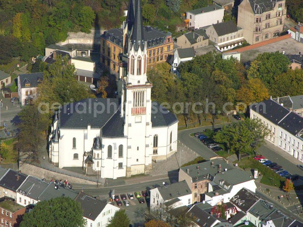 Oelsnitz from the bird's eye view: St. Jakobikirche in Oelsnitz prägt mit ihren 73,5 m hohen Türmen das Stadtbild von Oelsnitz. Erbaut im 13. Jahrhundert und umgebaut im 19. Jahrhundert. Anschrift: Kirchplatz 2, 08606 Oelsnitz, Ansprechpartner: Pfarramt und Pfarrer Ulrich Rydzewski, Telefon: 037421/22817, Telefax: 037421/22818, Email: st-jakobi-oelsnitz@t-online.de