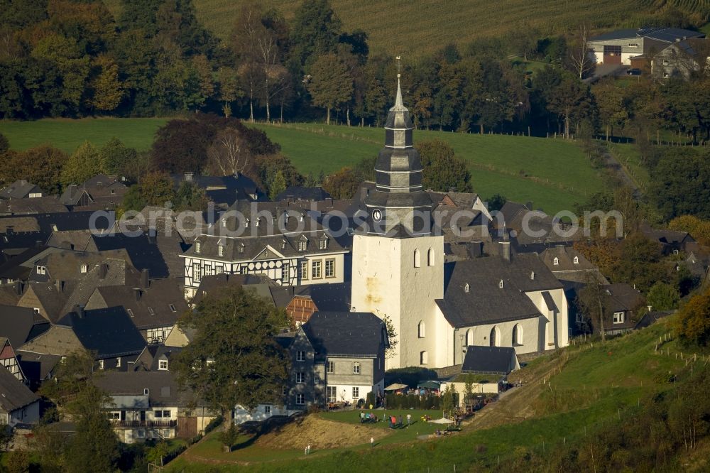 Aerial photograph Meschede OT Eversberg - View of the church St. Johannes Evangelist in the district Eversberg in Meschede in the state North Rhine-Westphalia