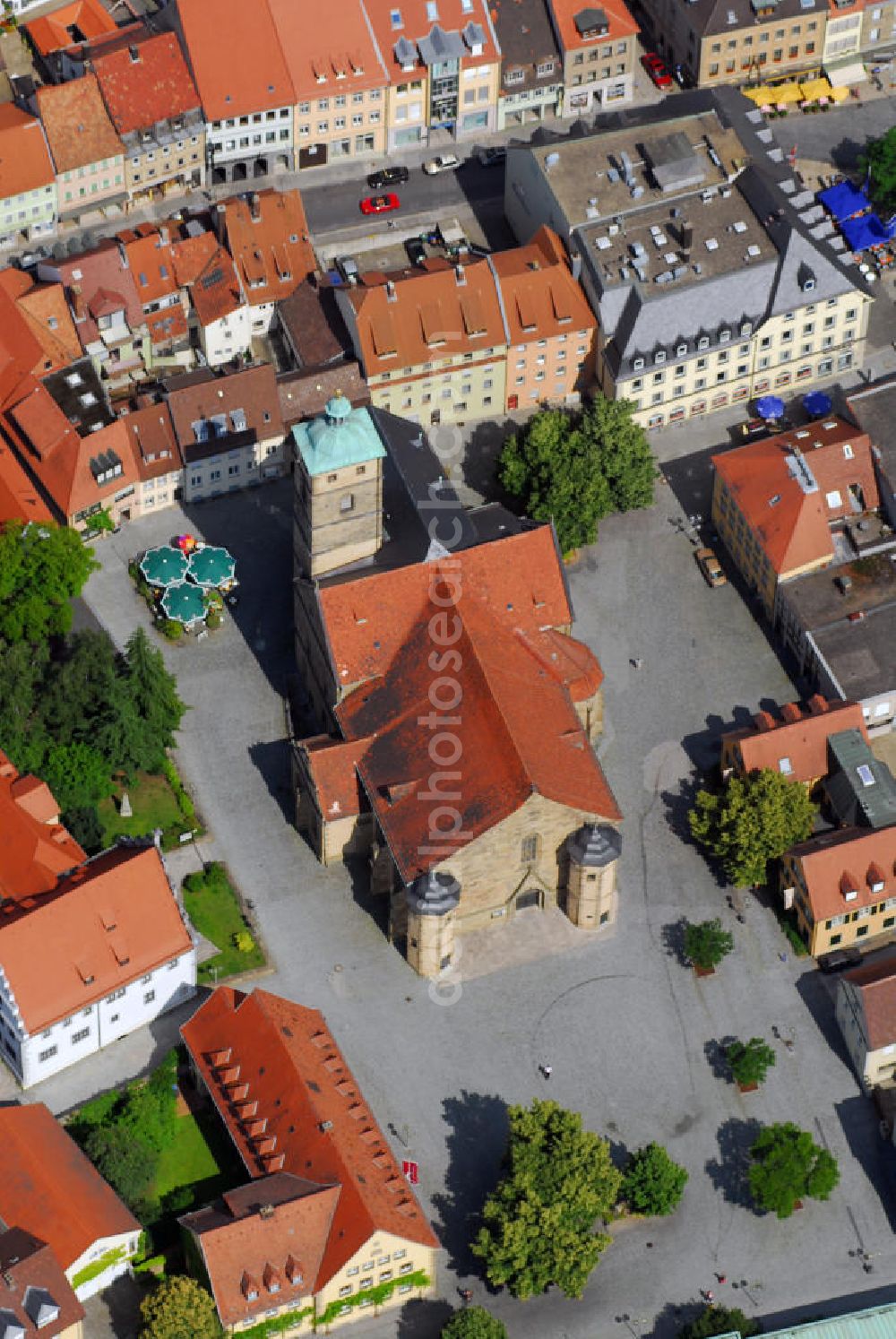 SCHWEINFURT from the bird's eye view: Blick auf die St. Johannis Kirche in Schweinfurt. Sie ist die Hauptkirche der evangelischen Kirchengemeinde in Schweinfurt. Mit dem Bau der dreischiffigen Basilika wurde im 12./13. Jahrhundert begonnen, später erfolgten Umbauten. Adresse: Martin-Luther-Platz 1, 97421 Schweinfurt. Kontakt: Evangelisch-Luthersche Kirchengemeinde St. Johannis, Martin-Luther-Platz 18, 97421 Schweinfurt, Tel. 09721 21655, Fax 09721 185712, E-Mail pfarramt.stjohannis.sw@elkb.de,