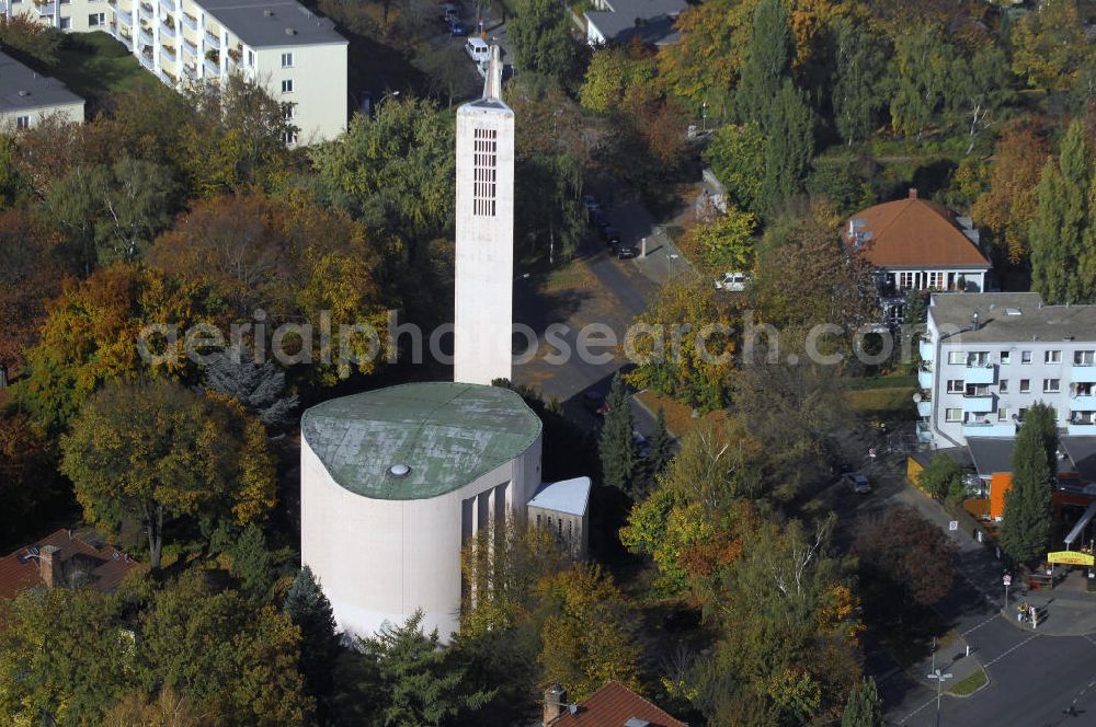 Aerial photograph Berlin - Blick auf die St. Judas Thaddäus Kirche in Tempelhof-Schöneberg Berlin. Es handelt sich um eine katholische Kirche, die Ende der 50er Jahre erbaut wurde. Adresse: St. Judas Thaddäus, Bäumlerplan 1, 12101 Berlin; Kontakt Pfarrbüro: Friedrich-Wilhelm-Straße 70 / 71, 12103 Berlin, Tel. +49(0)30 75 18006, Fax +49(0)30 75 20435, Email: kirche-herz-jesu-tempelhof@arcor.de