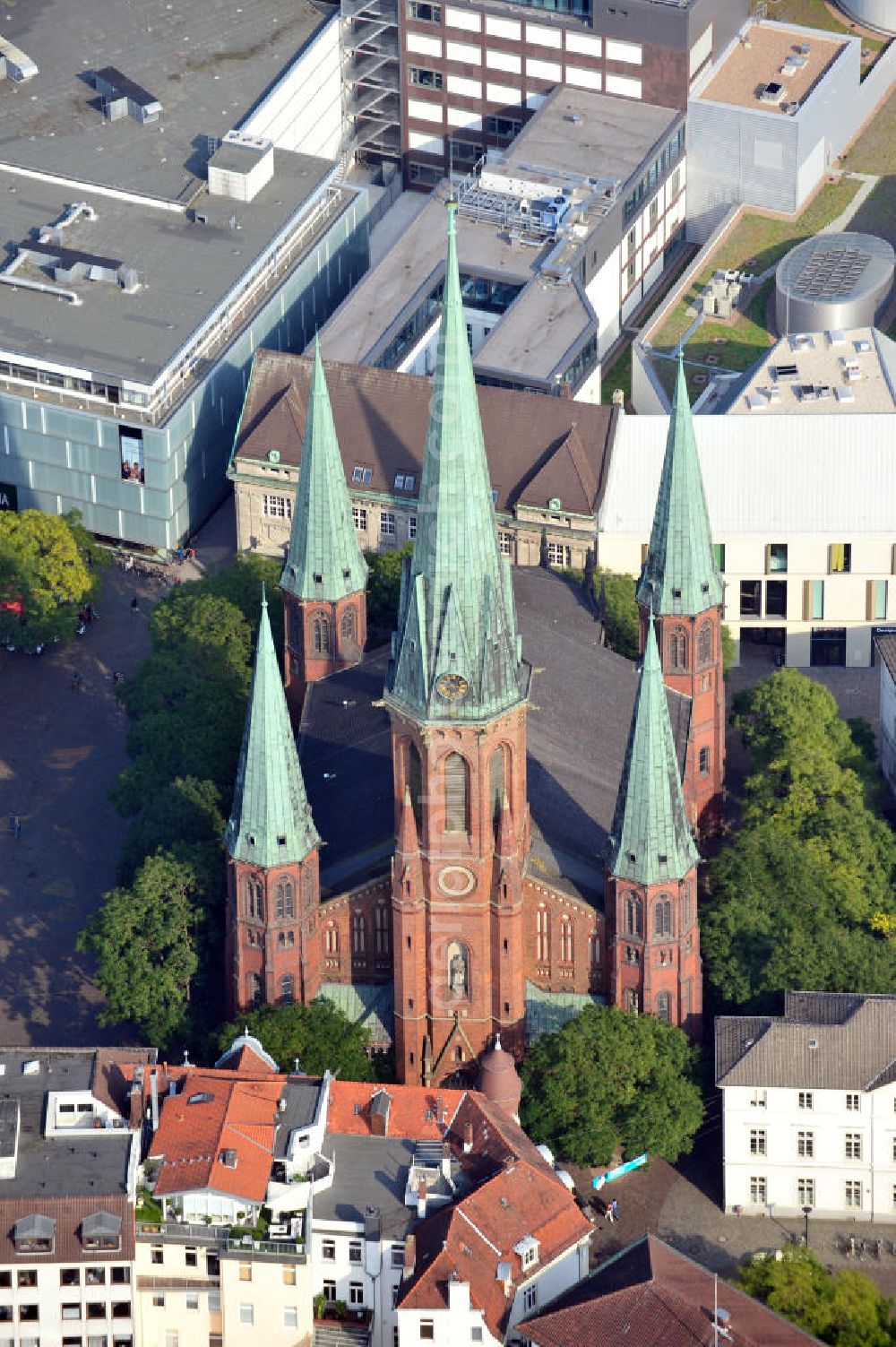 Aerial photograph Oldenburg - Die St. Lamberti-Kirche in Oldenburg Niedersachsen, die zwischen 1180 uns 1200 erbaut wurde. Sie ist das höchste Gebäude der Stadt. The St. Lamberti-Church in Oldenburg, Lower Saxony, was build between 1180 and 1200. It is the highest building in town.