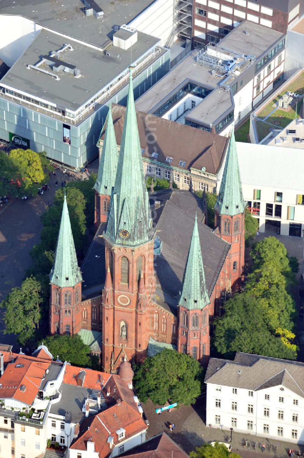 Oldenburg from above - Die St. Lamberti-Kirche in Oldenburg Niedersachsen, die zwischen 1180 uns 1200 erbaut wurde. Sie ist das höchste Gebäude der Stadt. The St. Lamberti-Church in Oldenburg, Lower Saxony, was build between 1180 and 1200. It is the highest building in town.