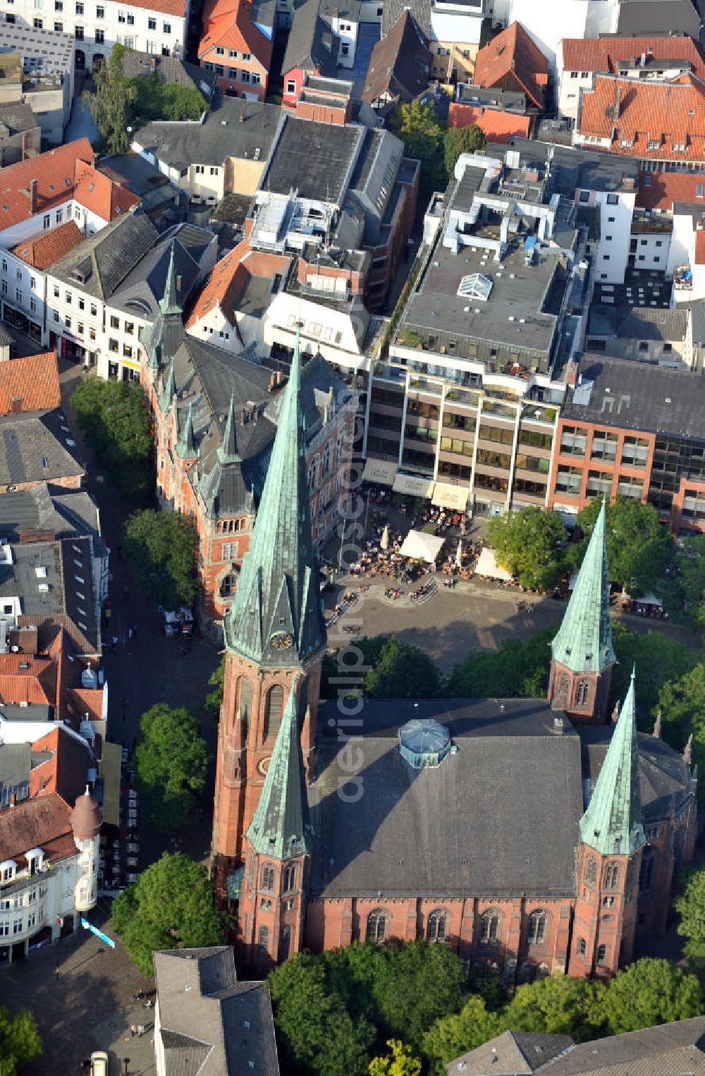 Aerial image Oldenburg - Die St. Lamberti-Kirche in Oldenburg Niedersachsen, die zwischen 1180 uns 1200 erbaut wurde. Sie ist das höchste Gebäude der Stadt. The St. Lamberti-Church in Oldenburg, Lower Saxony, was build between 1180 and 1200. It is the highest building in town.