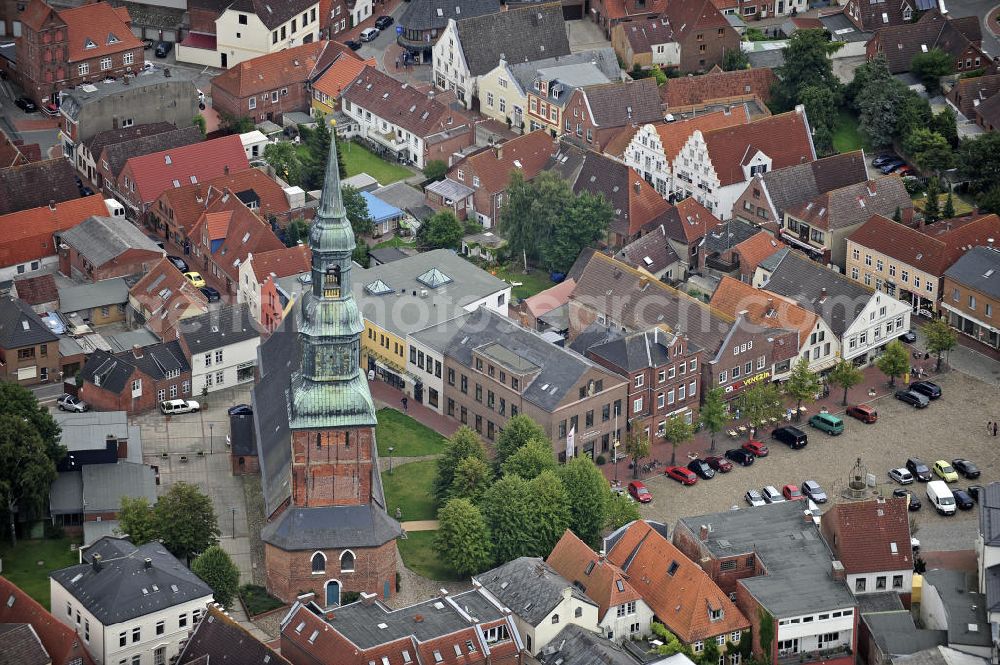 Aerial photograph Tönning - Blick auf die St. Laurentius-Kirche und den Marktplatz in Tönning. Der Barockturm der Kirche ist 62 m hoch. View of the St. Lawrence's Church and the marketplace in Tonning. The baroque tower of the church is 62 meters high.