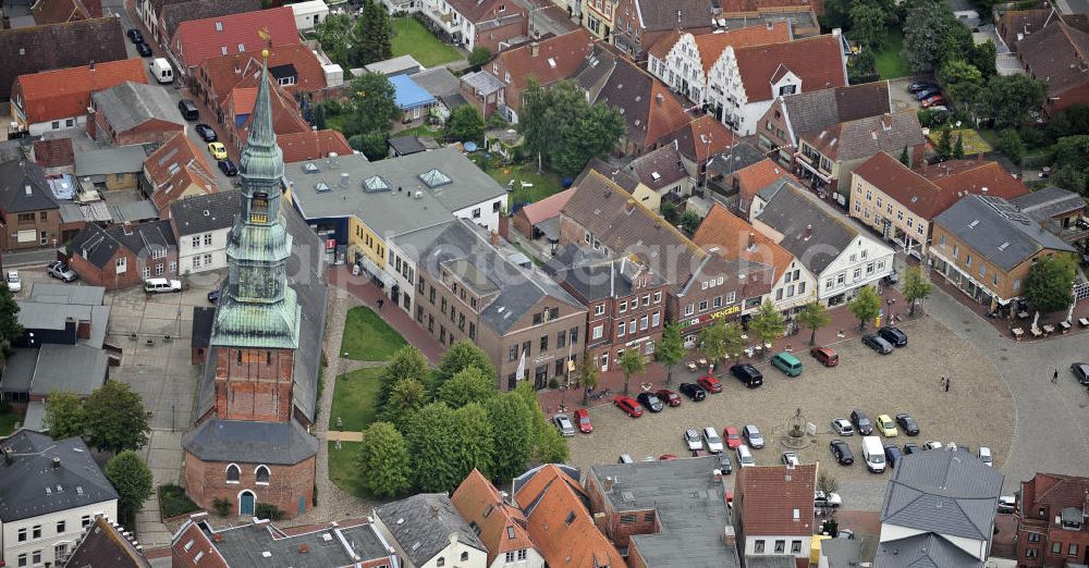 Aerial image Tönning - Blick auf die St. Laurentius-Kirche und den Marktplatz in Tönning. Der Barockturm der Kirche ist 62 m hoch. View of the St. Lawrence's Church and the marketplace in Tonning. The baroque tower of the church is 62 meters high.