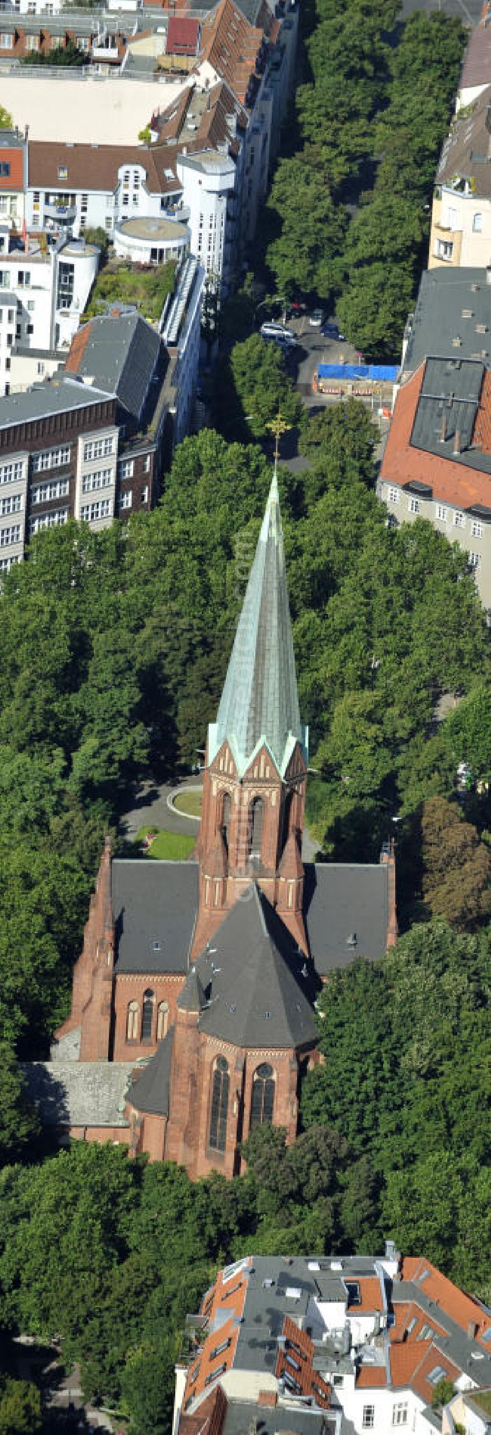 Aerial image Berlin - Blick auf die St. Ludwigskirche in Berlin- Wilmersdorf. Das Kirchengebäude liegt am Ludwigskirchplatz und wurde zwischen 1895 und 1897 erbaut. Der Architekt war August Menken. Die im Stil der Norddeutschen Backsteingothik gehaltenen Kirche, wurde zu Ehren König Ludwigs IX von Frankreich erbaut. View of the St. Louis Church in Berlin-Wilmersdorf. The church building is located on Ludwigkirchplatz and was built between 1895 and 1897. The architect was August Menken. The style of the North German brick Gothic held church was built in honor of King Louis IX of France.