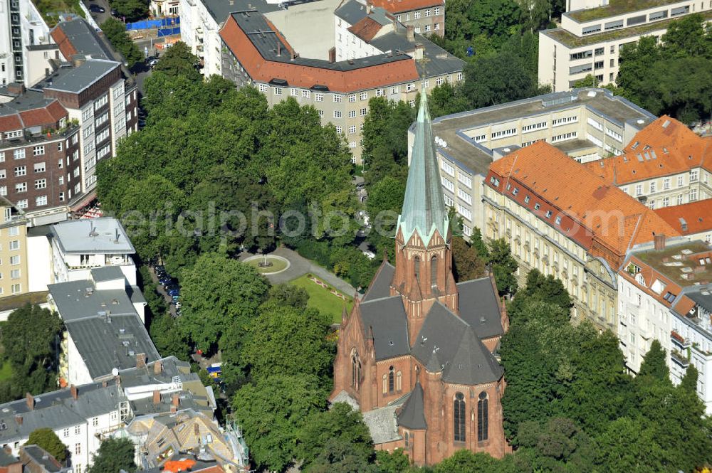 Aerial photograph Berlin - Blick auf die St. Ludwigskirche in Berlin- Wilmersdorf. Das Kirchengebäude liegt am Ludwigskirchplatz und wurde zwischen 1895 und 1897 erbaut. Der Architekt war August Menken. Die im Stil der Norddeutschen Backsteingothik gehaltenen Kirche, wurde zu Ehren König Ludwigs IX von Frankreich erbaut. View of the St. Louis Church in Berlin-Wilmersdorf. The church building is located on Ludwigkirchplatz and was built between 1895 and 1897. The architect was August Menken. The style of the North German brick Gothic held church was built in honor of King Louis IX of France.