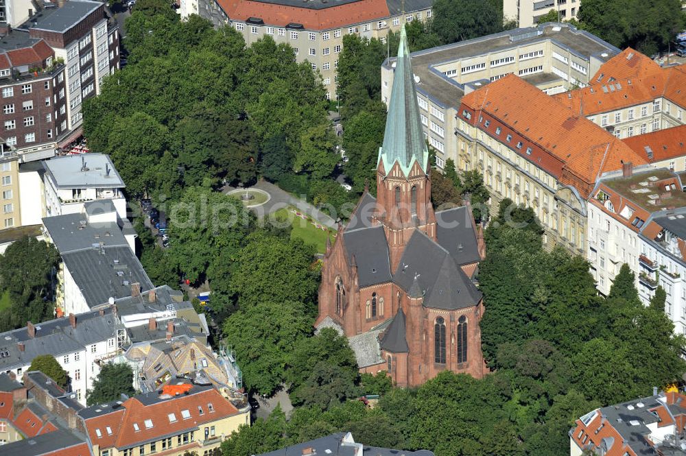 Berlin from above - Blick auf die St. Ludwigskirche in Berlin- Wilmersdorf. Das Kirchengebäude liegt am Ludwigskirchplatz und wurde zwischen 1895 und 1897 erbaut. Der Architekt war August Menken. Die im Stil der Norddeutschen Backsteingothik gehaltenen Kirche, wurde zu Ehren König Ludwigs IX von Frankreich erbaut. View of the St. Louis Church in Berlin-Wilmersdorf. The church building is located on Ludwigkirchplatz and was built between 1895 and 1897. The architect was August Menken. The style of the North German brick Gothic held church was built in honor of King Louis IX of France.