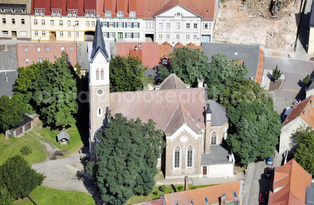 Dessau-Rosslau from above - Blick auf die St. Marienkirche in Dessau-Rosslau. Die Grundmauern der Kirche stammen aus dem 14. Jahrhundert. Während der Schlacht um die Rosslauer Schanze brannte das Kirchengbäude 1626 ab und wurde anschließend wieder aufgebaut. View to the St. Mary church in Dessau-Rosslau. The foundation walls date back to the 14. century. During the battle around the Rosslauer Schanze in 1626 the church building burned down and was rebuilt.