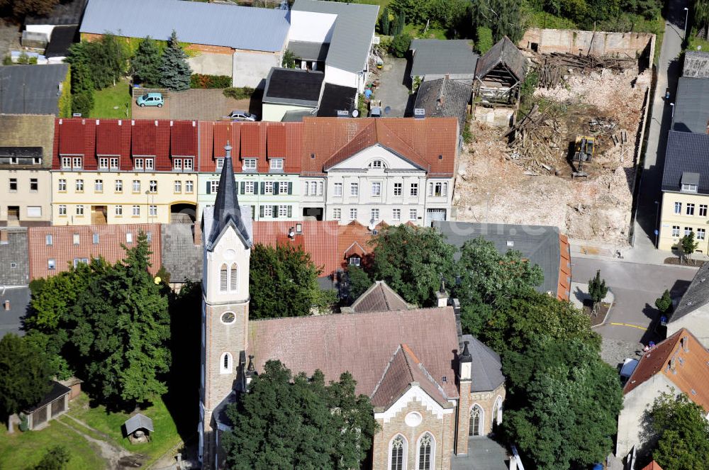 Dessau-Rosslau from above - Blick auf die St. Marienkirche und sanierte Wohngebäude an der Hauptstraße in Dessau-Rosslau. Die Grundmauern der Kirche stammen aus dem 14. Jahrhundert. Während der Schlacht um die Rosslauer Schanze brannte das Kirchengbäude 1626 ab und wurde anschließend wieder aufgebaut. View to the St. Mary church and rehabilitated tenements in the Hauptstraße in Rosslau. The foundation walls of the church date back to the 14. century. During the battle around the Rosslauer Schanze in 1626 the church building burned down and was rebuilt.