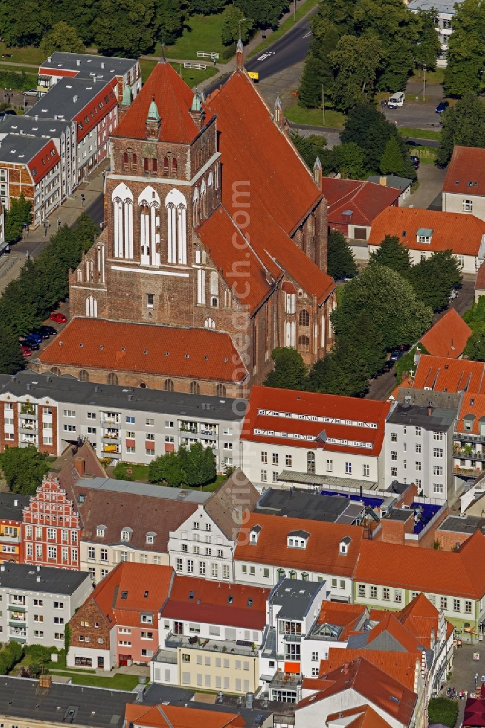 Aerial photograph Hansestadt Greifswald - View of the Evangelical St. Mary's Church. It dates from the 13th Century and is the oldest of the three major churches of the city of Greifswald. In the vernacular, it is called on account of the thickness Marie architecture. The brick building is 67 m long and has a three-story tower