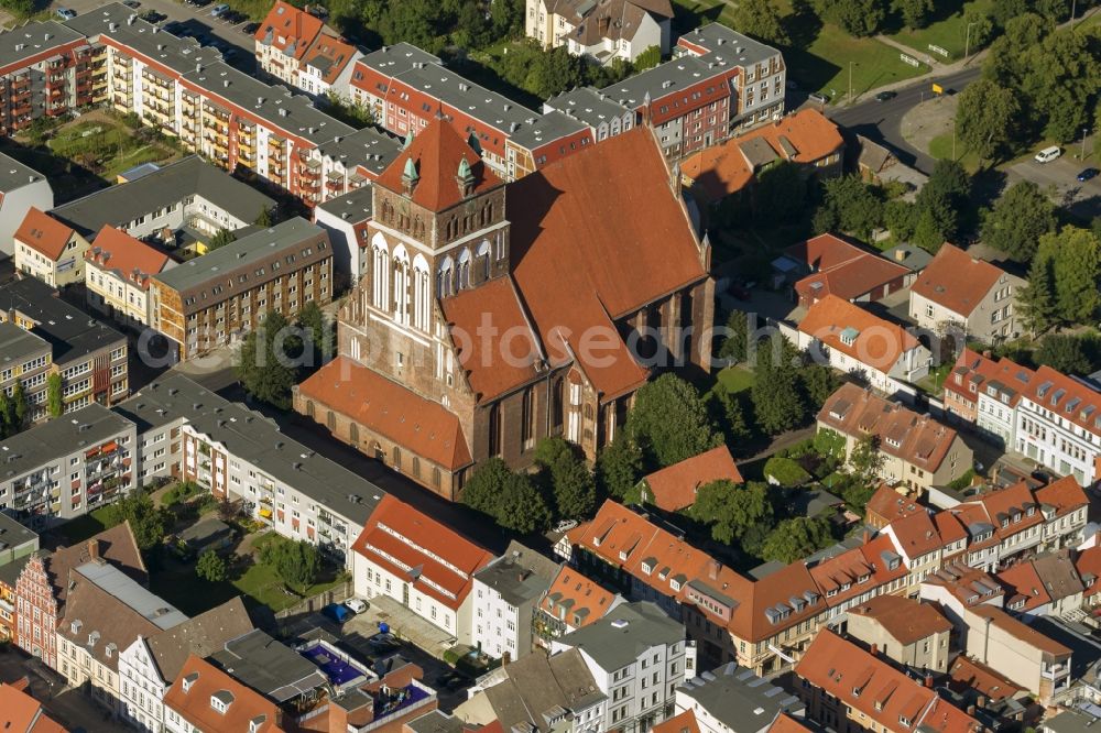 Aerial photograph Hansestadt Greifswald - View of the Evangelical St. Mary's Church. It dates from the 13th Century and is the oldest of the three major churches of the city of Greifswald. In the vernacular, it is called on account of the thickness Marie architecture. The brick building is 67 m long and has a three-story tower