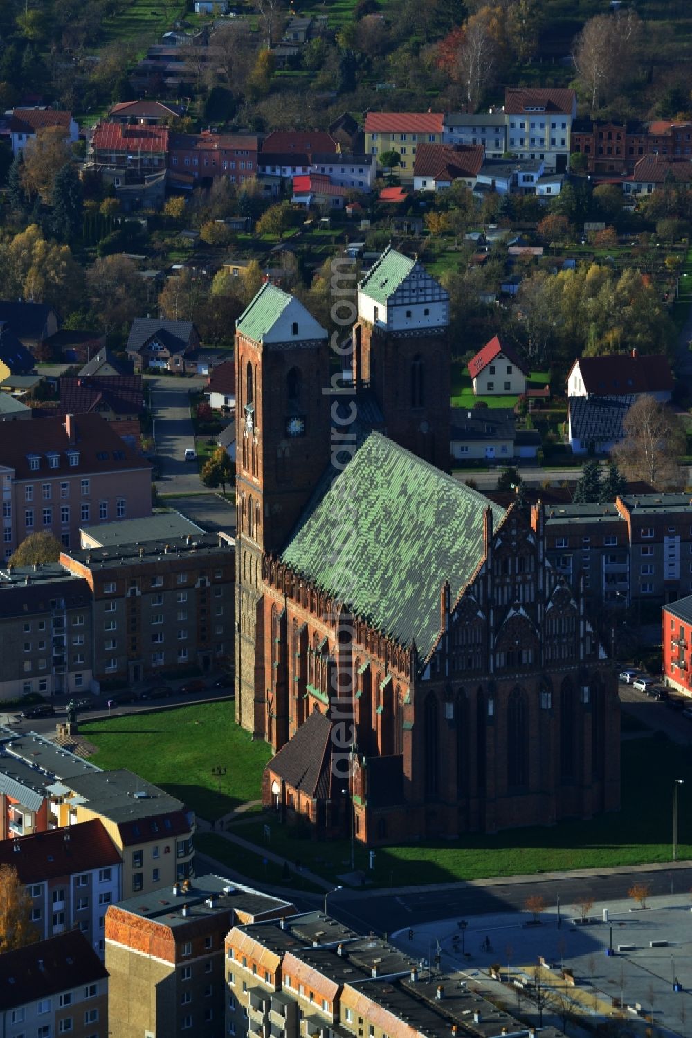 Prenzlau from the bird's eye view: Saint Marienkirche at the Marktberg in Prenzlau in Brandenburg