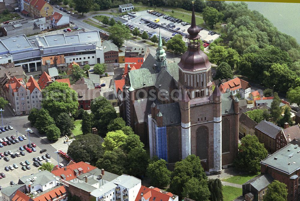 Stralsund from the bird's eye view: Blick auf die St.-Marienkirche in Stralsund. Diese Basilika wurde 1298 erstmals erwähnt. Sie ist in Stralsund die größte Pfarkirche mit einem 104 m hohen Turm. Views of the St.-Mary in Stralsund. This basilica was first mentioned in 1298.