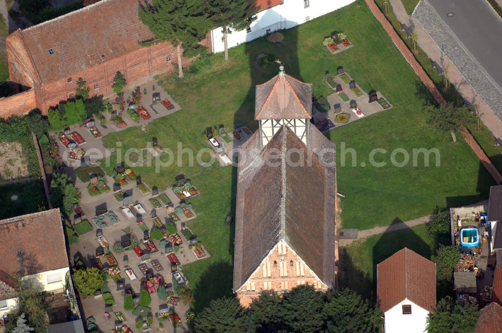 Kabelitz from the bird's eye view: Die evangelische St.-Martin-Kirche in Kabelitz, gleichfalls in der Mitte des Ortes gelegen, wurde um 1710 als gotischer Backsteinbau anstelle einer romanischen Kirche erreichtet. Sie besteht aus einem langgestreckten rechteckigem Kirchenschiff, einem gleichbreiten Westturm und einem gerade abschließenden Altarraum. Die beiden Obergeschosse des Turms wurden im Fachwerkstil errichtet.