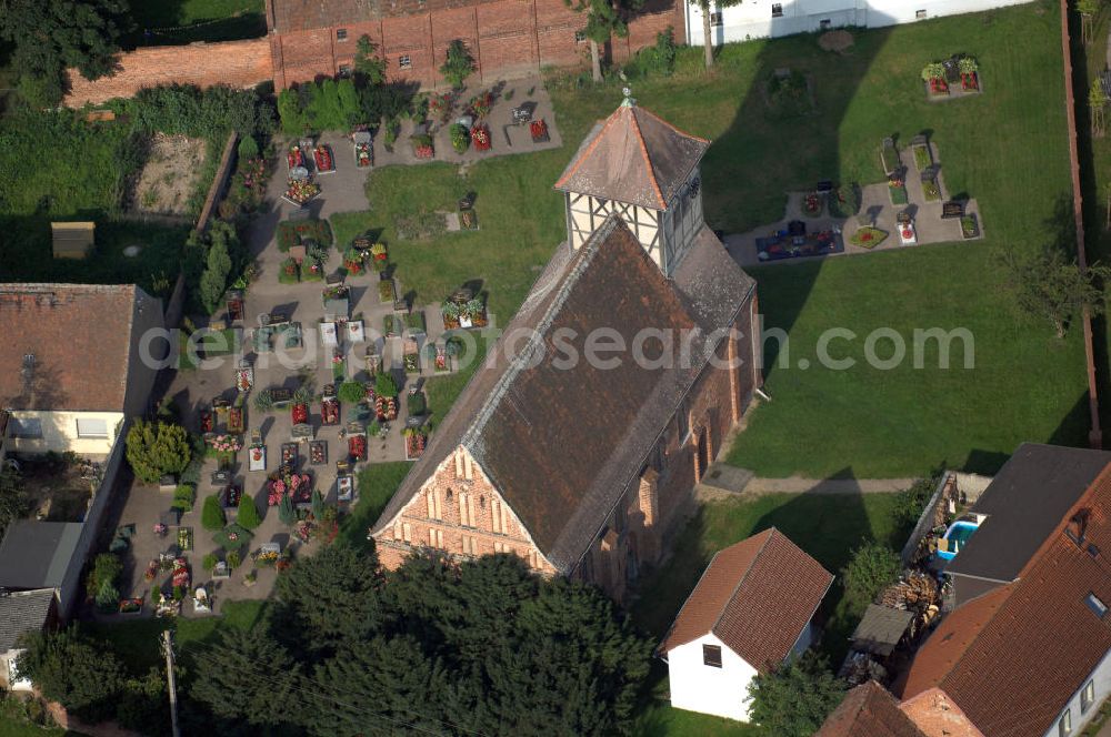 Aerial image Kabelitz - Die evangelische St.-Martin-Kirche in Kabelitz, gleichfalls in der Mitte des Ortes gelegen, wurde um 1710 als gotischer Backsteinbau anstelle einer romanischen Kirche erreichtet. Sie besteht aus einem langgestreckten rechteckigem Kirchenschiff, einem gleichbreiten Westturm und einem gerade abschließenden Altarraum. Die beiden Obergeschosse des Turms wurden im Fachwerkstil errichtet.