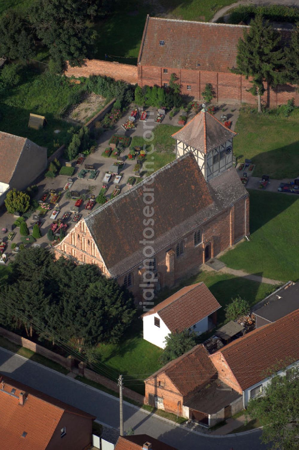 Aerial photograph Kabelitz - Die evangelische St.-Martin-Kirche in Kabelitz, gleichfalls in der Mitte des Ortes gelegen, wurde um 1710 als gotischer Backsteinbau anstelle einer romanischen Kirche erreichtet. Sie besteht aus einem langgestreckten rechteckigem Kirchenschiff, einem gleichbreiten Westturm und einem gerade abschließenden Altarraum. Die beiden Obergeschosse des Turms wurden im Fachwerkstil errichtet.