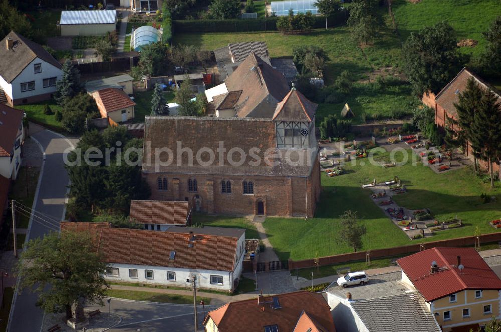 Kabelitz from above - Die evangelische St.-Martin-Kirche in Kabelitz, gleichfalls in der Mitte des Ortes gelegen, wurde um 1710 als gotischer Backsteinbau anstelle einer romanischen Kirche erreichtet. Sie besteht aus einem langgestreckten rechteckigem Kirchenschiff, einem gleichbreiten Westturm und einem gerade abschließenden Altarraum. Die beiden Obergeschosse des Turms wurden im Fachwerkstil errichtet.