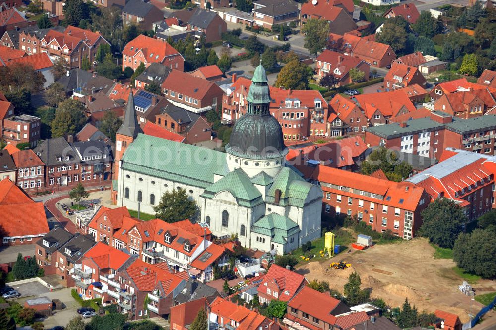 Aerial photograph Haren - Die St. Martinus Kirche am Martinusplatz in Haren Niedersachsen, ist eine der größten Kirchen im Emsland und wurde in den Jahren von 1908-1911 errichtet. The St. Martinus Church in Haren, Lower Saxony, is one of the biggest Churches in Emsland and was build in 1908-1911.