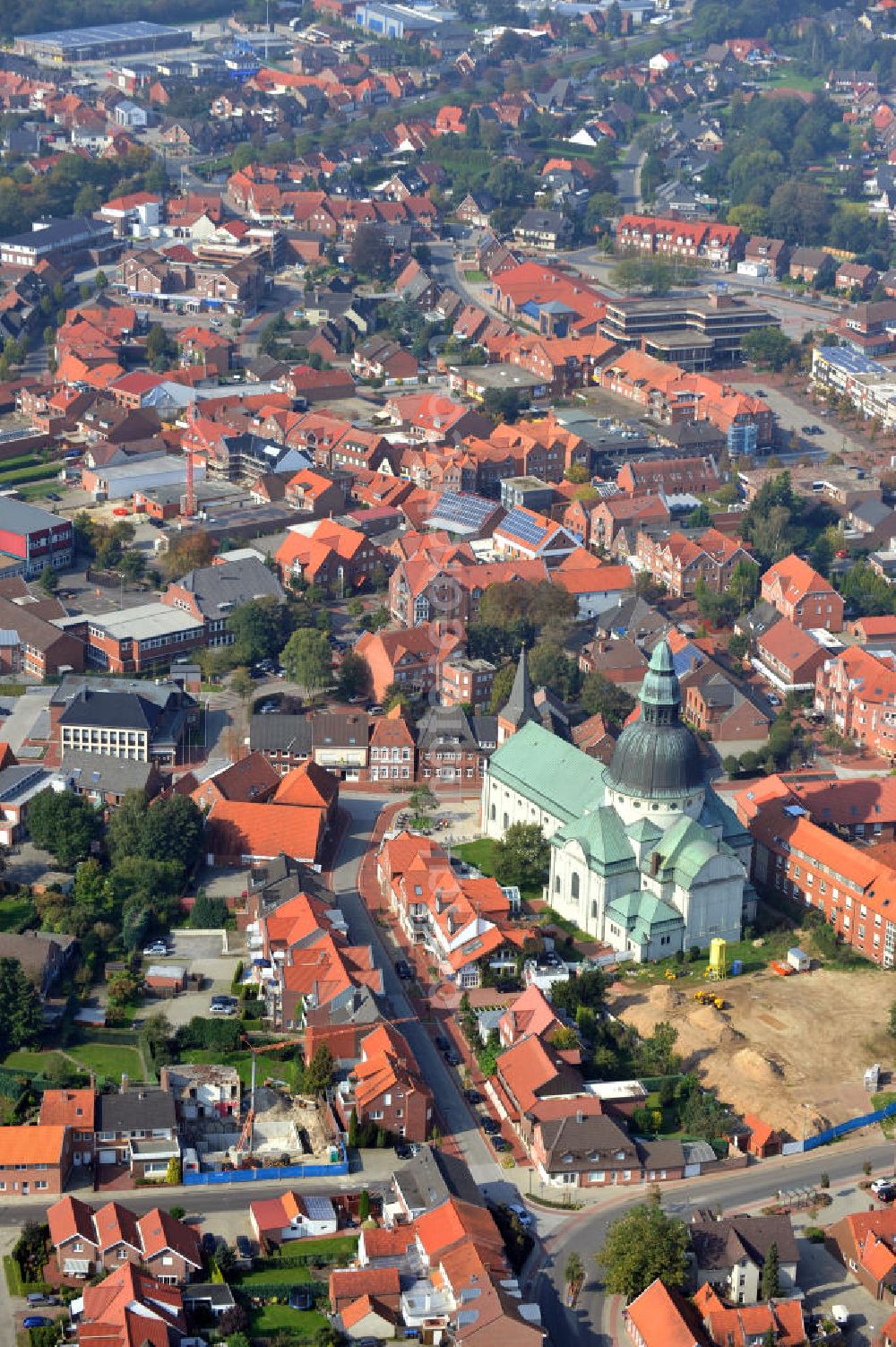 Haren from above - Die St. Martinus Kirche am Martinusplatz in Haren Niedersachsen, ist eine der größten Kirchen im Emsland und wurde in den Jahren von 1908-1911 errichtet. The St. Martinus Church in Haren, Lower Saxony, is one of the biggest Churches in Emsland and was build in 1908-1911.