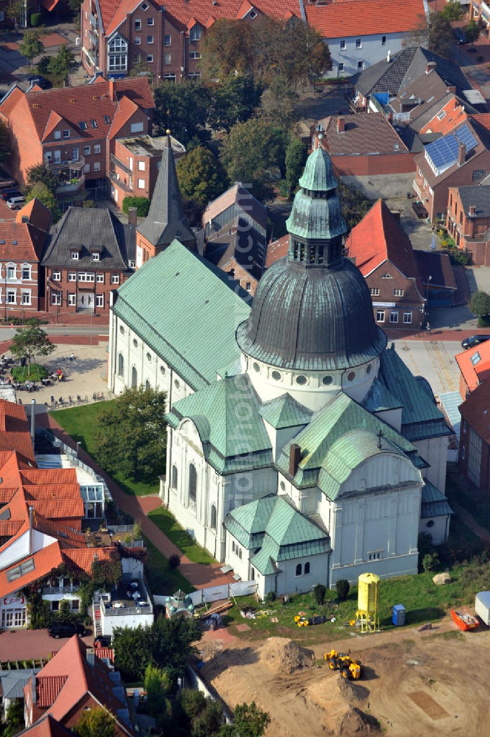 Haren from the bird's eye view: Die St. Martinus Kirche am Martinusplatz in Haren Niedersachsen, ist eine der größten Kirchen im Emsland und wurde in den Jahren von 1908-1911 errichtet. The St. Martinus Church in Haren, Lower Saxony, is one of the biggest Churches in Emsland and was build in 1908-1911.