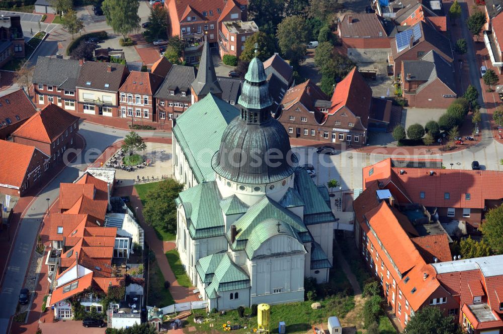 Aerial image Haren - Die St. Martinus Kirche am Martinusplatz in Haren Niedersachsen, ist eine der größten Kirchen im Emsland und wurde in den Jahren von 1908-1911 errichtet. The St. Martinus Church in Haren, Lower Saxony, is one of the biggest Churches in Emsland and was build in 1908-1911.