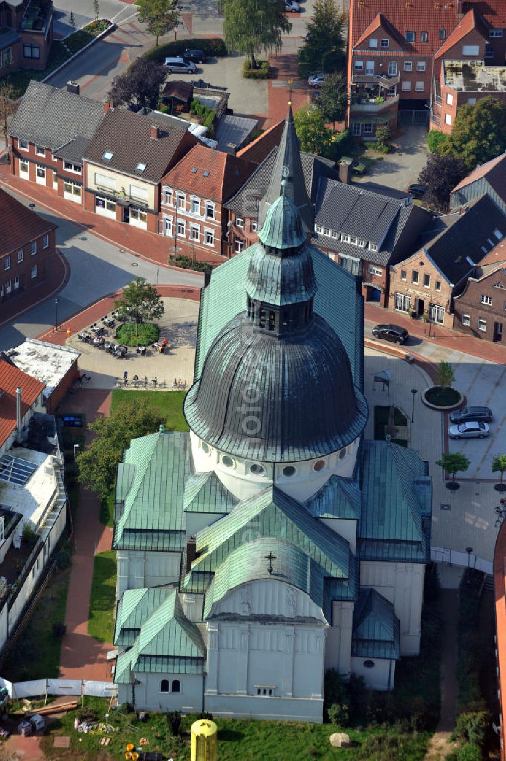 Aerial photograph Haren - Die St. Martinus Kirche am Martinusplatz in Haren Niedersachsen, ist eine der größten Kirchen im Emsland und wurde in den Jahren von 1908-1911 errichtet. The St. Martinus Church in Haren, Lower Saxony, is one of the biggest Churches in Emsland and was build in 1908-1911.