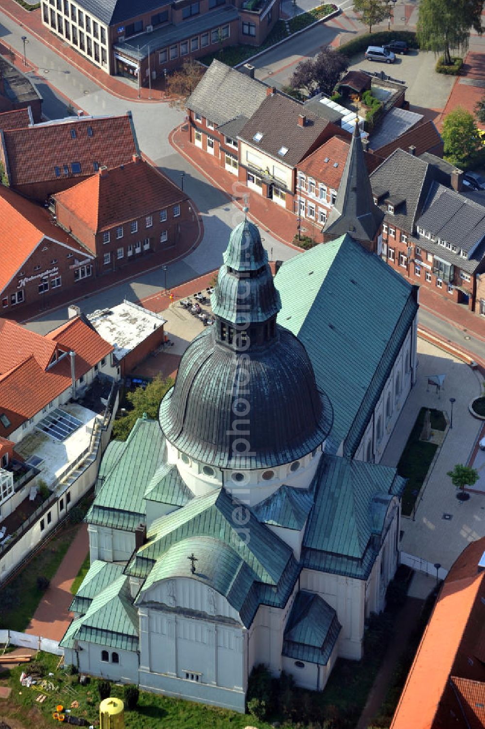 Haren from the bird's eye view: Die St. Martinus Kirche am Martinusplatz in Haren Niedersachsen, ist eine der größten Kirchen im Emsland und wurde in den Jahren von 1908-1911 errichtet. The St. Martinus Church in Haren, Lower Saxony, is one of the biggest Churches in Emsland and was build in 1908-1911.