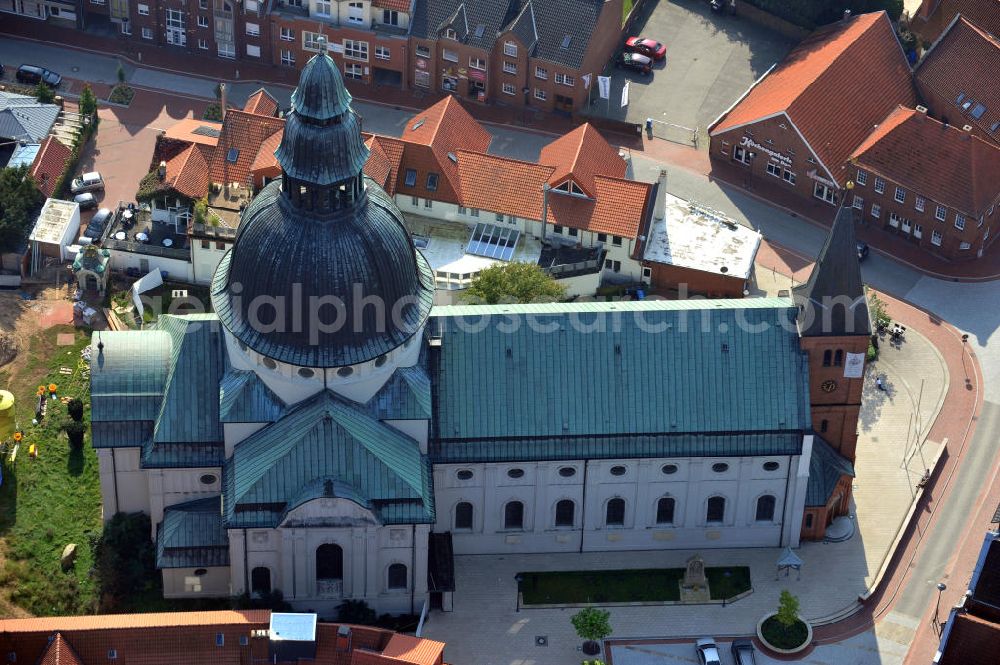 Aerial image Haren - Die St. Martinus Kirche am Martinusplatz in Haren Niedersachsen, ist eine der größten Kirchen im Emsland und wurde in den Jahren von 1908-1911 errichtet. The St. Martinus Church in Haren, Lower Saxony, is one of the biggest Churches in Emsland and was build in 1908-1911.