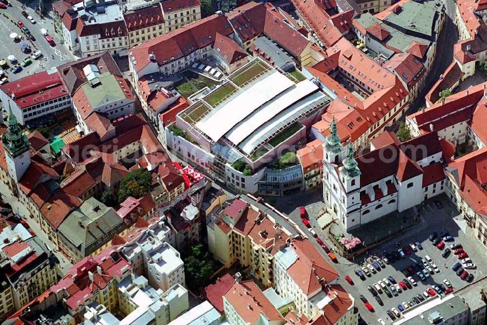 Aerial photograph Brno / Brünn - Bei einem Besuch des Neuen Rathauses kann man die Konventkirche des ehemaligen, in den Jahren 1228-1238 gegründeten Dominikanerklosters nicht übersehen, die als St.-Michael-Kirche bekannt ist, bei dem der mährische Markgraf Premysl in der ersten HäIfte des 13. Jahrhundents den Dominikanerorden gründete. Die baufällige mittelalterliche Kirche wurde während der Umlagerung Brünns durch Schweden vernichtet. Ein Barockumbau stammt aus dem 17. Jahrhundert (eingeweiht 1679), der Autor des Projektes war Jan Krtitel Erna. Eine Merkwürdigkeit stellt die geänderte Orientierung der Kirche dar, deren Hauptfront mit zwei wirkungsvollen Türmen zum Osten gerichtet ist.