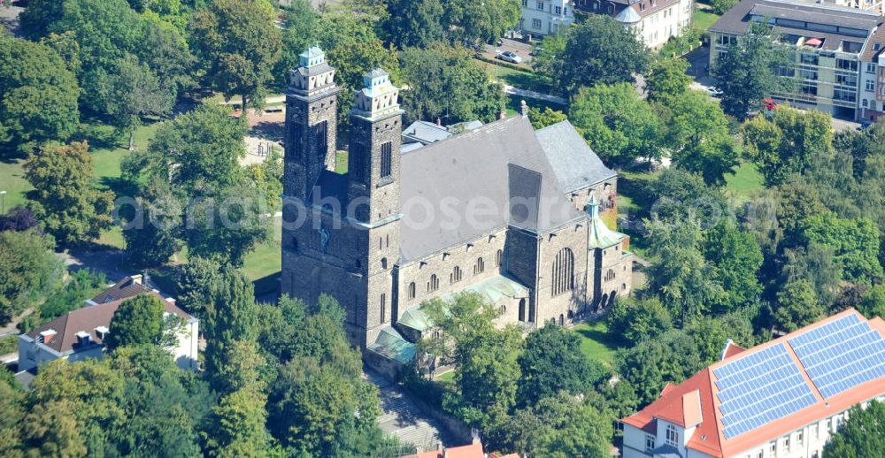 Aerial image Saarbrücken - Die römisch-katholische Kirche St. Michael im Saarbrücker Stadtteil St. Johann wurde 1923 nach Entwürfen des Architekten Hans Herkommer erbaut. Das Bauwerk vereint Stilelemente aus Mittelalter, Renaissance und Barock in eine insgesamt moderne Gesamtkomposition mit expressionistischer Formensprache. St. Michael ist von der Grundfläche her die größte Kirche der Landeshauptstadt von Saarland und ist Dienstsitz des Pfarrers der aus der Vereinigung von vier Kirchen entstandenen neuen Großpfarrei St. Johann. Roman Catholic church St. Michael in district St. Johann in city Saarbrücken was built after drafts by architect Hans Herkommer in 1923. The building unites stylistic elements of Middle Ages, Renaissance and Baroque to an altogether modern composition with expressionistic pattern. St. Michael has the biggest floor area of all churches in Saarbrücken and is the new priest`s office of St. Johann, which developed out of the fusion of four churches.