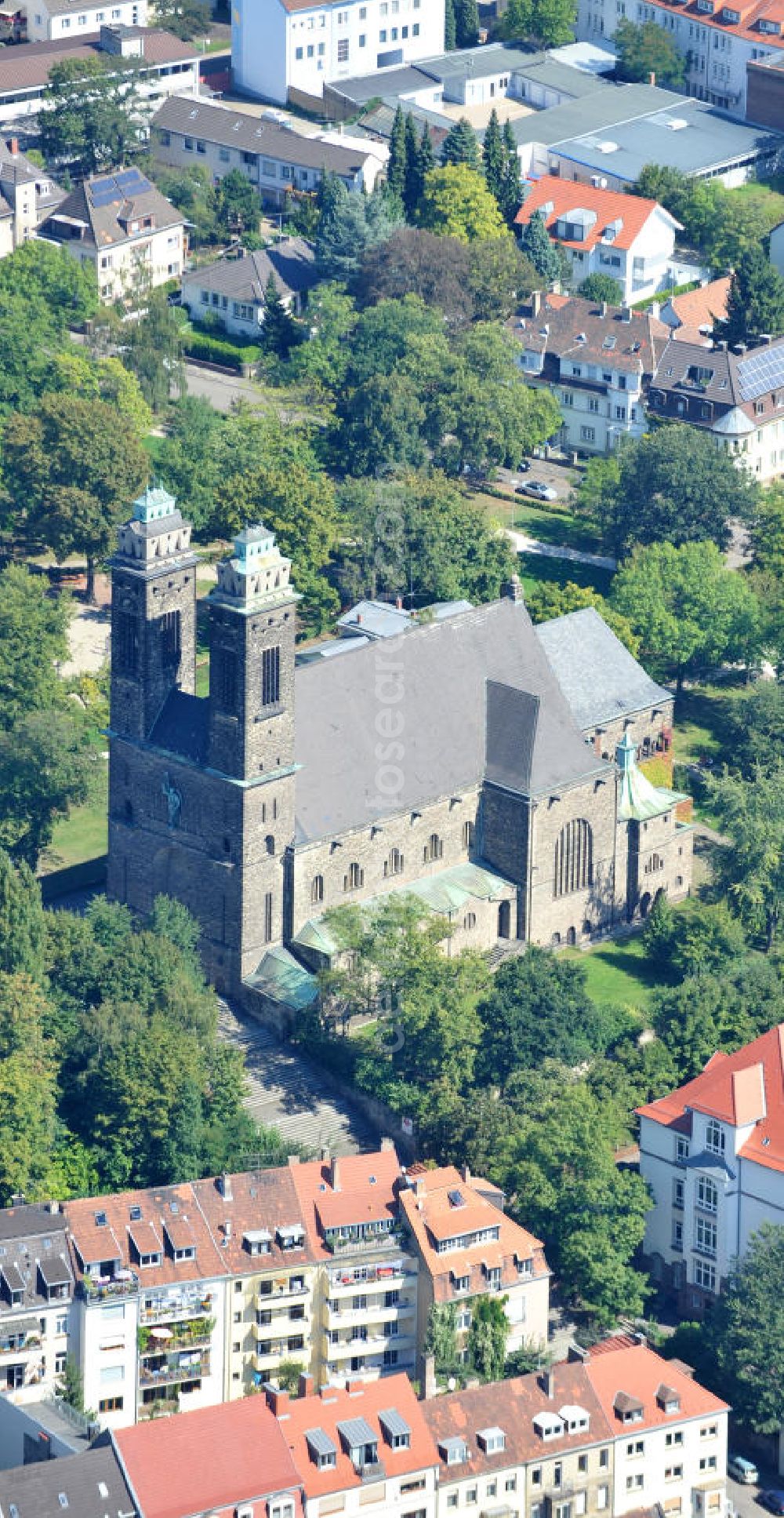 Aerial photograph Saarbrücken - Die römisch-katholische Kirche St. Michael im Saarbrücker Stadtteil St. Johann wurde 1923 nach Entwürfen des Architekten Hans Herkommer erbaut. Das Bauwerk vereint Stilelemente aus Mittelalter, Renaissance und Barock in eine insgesamt moderne Gesamtkomposition mit expressionistischer Formensprache. St. Michael ist von der Grundfläche her die größte Kirche der Landeshauptstadt von Saarland und ist Dienstsitz des Pfarrers der aus der Vereinigung von vier Kirchen entstandenen neuen Großpfarrei St. Johann. Roman Catholic church St. Michael in district St. Johann in city Saarbrücken was built after drafts by architect Hans Herkommer in 1923. The building unites stylistic elements of Middle Ages, Renaissance and Baroque to an altogether modern composition with expressionistic pattern. St. Michael has the biggest floor area of all churches in Saarbrücken and is the new priest`s office of St. Johann, which developed out of the fusion of four churches.