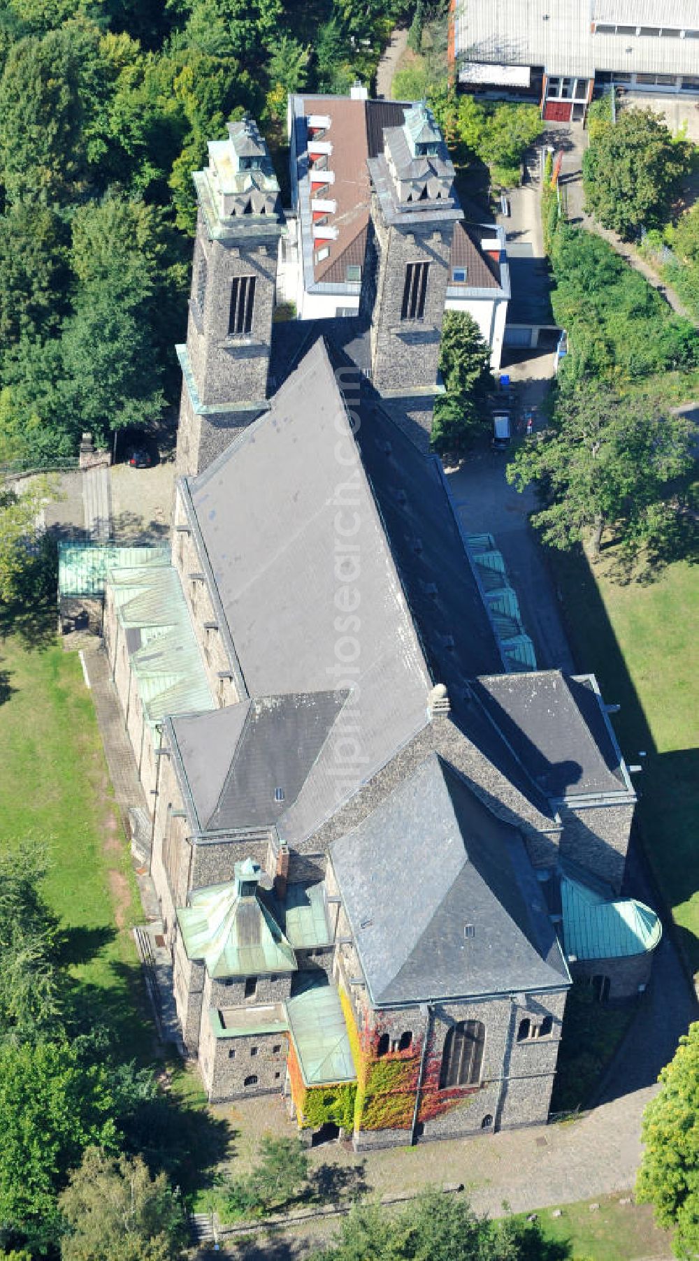 Saarbrücken from above - Die römisch-katholische Kirche St. Michael im Saarbrücker Stadtteil St. Johann wurde 1923 nach Entwürfen des Architekten Hans Herkommer erbaut. Das Bauwerk vereint Stilelemente aus Mittelalter, Renaissance und Barock in eine insgesamt moderne Gesamtkomposition mit expressionistischer Formensprache. St. Michael ist von der Grundfläche her die größte Kirche der Landeshauptstadt von Saarland und ist Dienstsitz des Pfarrers der aus der Vereinigung von vier Kirchen entstandenen neuen Großpfarrei St. Johann. Roman Catholic church St. Michael in district St. Johann in city Saarbrücken was built after drafts by architect Hans Herkommer in 1923. The building unites stylistic elements of Middle Ages, Renaissance and Baroque to an altogether modern composition with expressionistic pattern. St. Michael has the biggest floor area of all churches in Saarbrücken and is the new priest`s office of St. Johann, which developed out of the fusion of four churches.