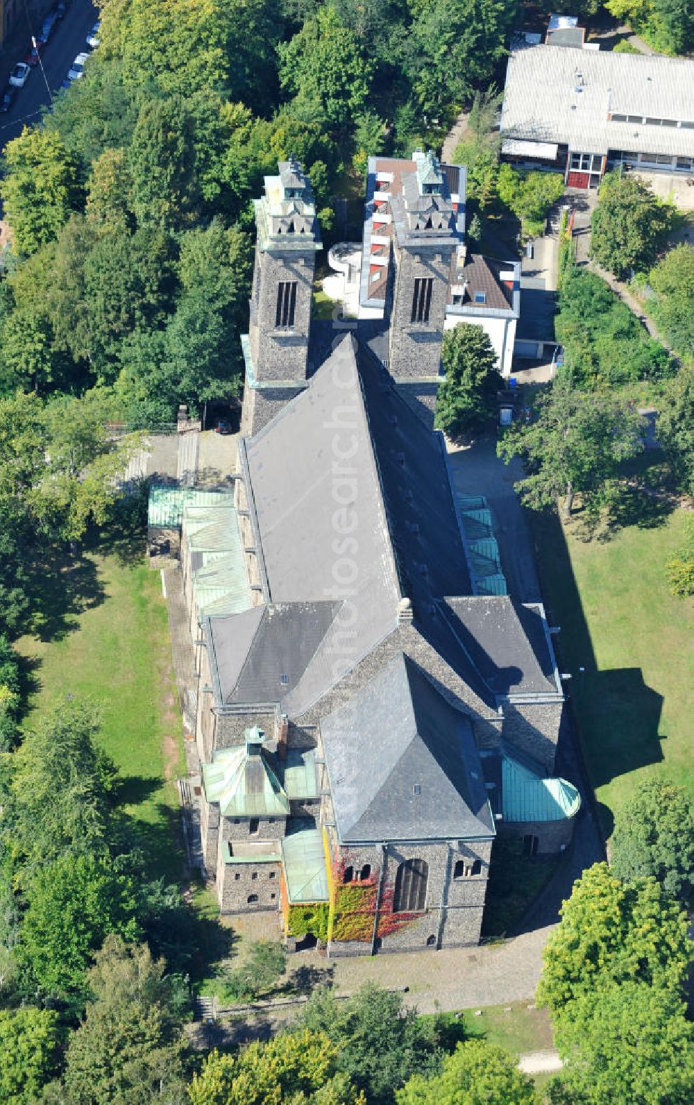 Saarbrücken from the bird's eye view: Die römisch-katholische Kirche St. Michael im Saarbrücker Stadtteil St. Johann wurde 1923 nach Entwürfen des Architekten Hans Herkommer erbaut. Das Bauwerk vereint Stilelemente aus Mittelalter, Renaissance und Barock in eine insgesamt moderne Gesamtkomposition mit expressionistischer Formensprache. St. Michael ist von der Grundfläche her die größte Kirche der Landeshauptstadt von Saarland und ist Dienstsitz des Pfarrers der aus der Vereinigung von vier Kirchen entstandenen neuen Großpfarrei St. Johann. Roman Catholic church St. Michael in district St. Johann in city Saarbrücken was built after drafts by architect Hans Herkommer in 1923. The building unites stylistic elements of Middle Ages, Renaissance and Baroque to an altogether modern composition with expressionistic pattern. St. Michael has the biggest floor area of all churches in Saarbrücken and is the new priest`s office of St. Johann, which developed out of the fusion of four churches.