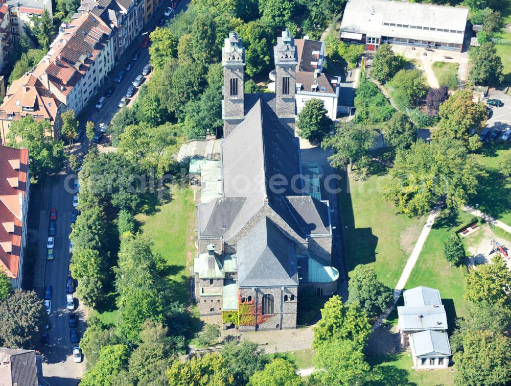 Aerial image Saarbrücken - Die römisch-katholische Kirche St. Michael im Saarbrücker Stadtteil St. Johann wurde 1923 nach Entwürfen des Architekten Hans Herkommer erbaut. Das Bauwerk vereint Stilelemente aus Mittelalter, Renaissance und Barock in eine insgesamt moderne Gesamtkomposition mit expressionistischer Formensprache. St. Michael ist von der Grundfläche her die größte Kirche der Landeshauptstadt von Saarland und ist Dienstsitz des Pfarrers der aus der Vereinigung von vier Kirchen entstandenen neuen Großpfarrei St. Johann. Roman Catholic church St. Michael in district St. Johann in city Saarbrücken was built after drafts by architect Hans Herkommer in 1923. The building unites stylistic elements of Middle Ages, Renaissance and Baroque to an altogether modern composition with expressionistic pattern. St. Michael has the biggest floor area of all churches in Saarbrücken and is the new priest`s office of St. Johann, which developed out of the fusion of four churches.