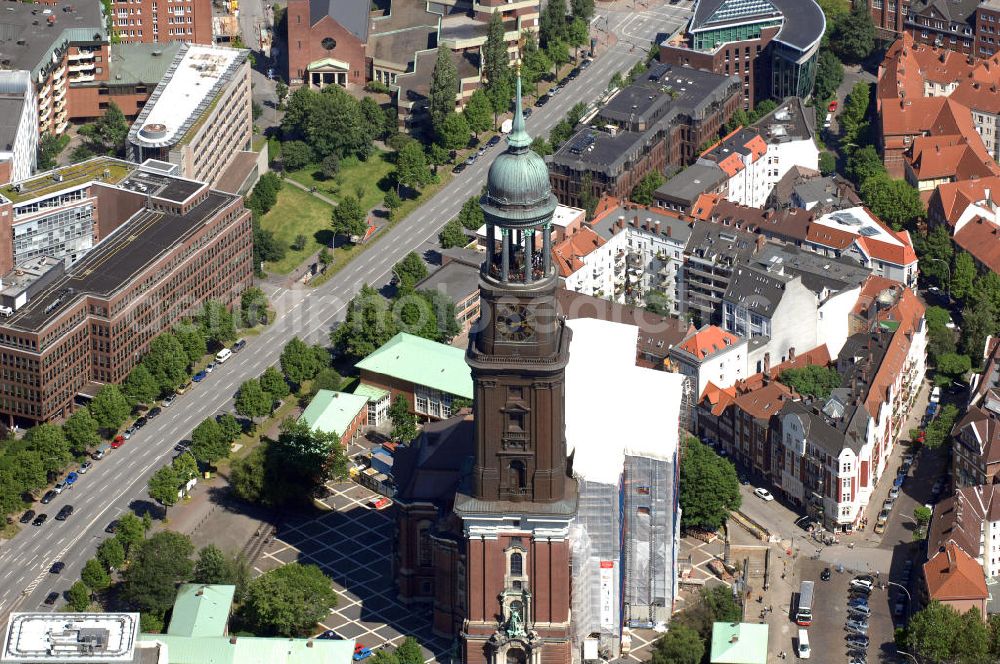 Hamburg from above - Blick auf die evangelische Hauptkirche Sankt Michaelis, genannt „Michel“, ist die bekannteste Kirche Hamburgs und ein Wahrzeichen der Hansestadt, da sie von Seeleuten auf einlaufenden Schiffen gut sichtbar ist. Sie gilt als bedeutendste Barockkirche Norddeutschlands und ist dem Erzengel Michael geweiht, der als große Bronzestatue über dem Hauptportal hängt. Er ist dargestellt in Siegerpose über dem Teufel. Der Michel steht in der südlichen Neustadt zwischen Ludwig-Erhard-Straße, Krayenkamp und Englischer Planke. Kontakt: Hauptkirche St. Michaelis zu Hamburg, Englische Planke 1, 20459 Hamburg, Tel. +49(0)40 37678 0, Fax +49(0)40 37678 254, email: info@st-michaelis.de