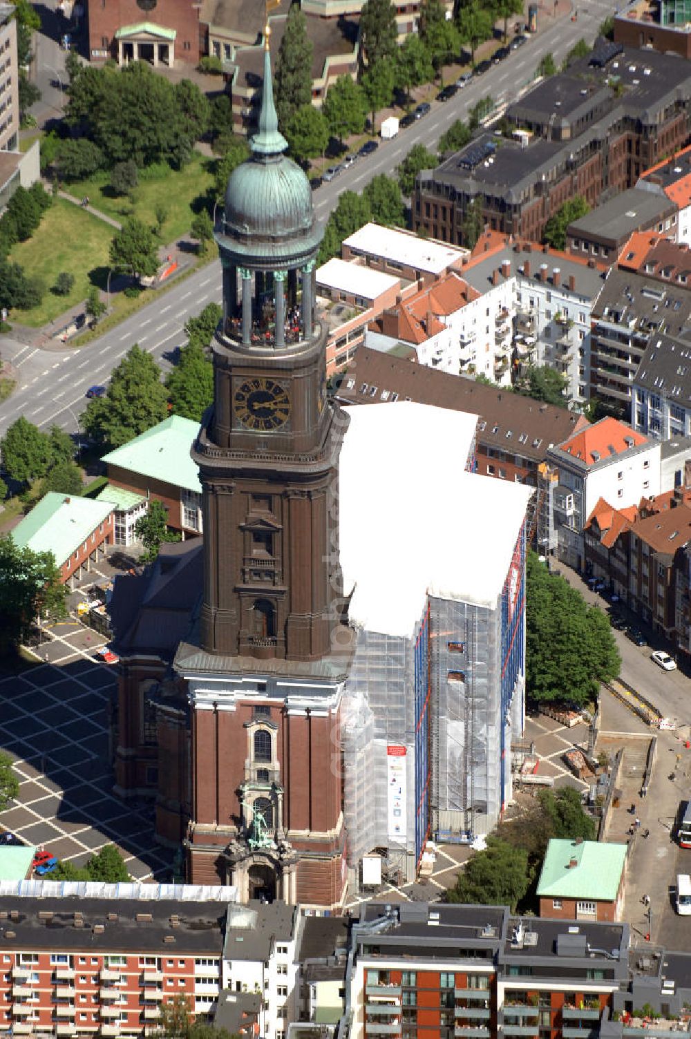 Hamburg from the bird's eye view: Blick auf die evangelische Hauptkirche Sankt Michaelis, genannt „Michel“, ist die bekannteste Kirche Hamburgs und ein Wahrzeichen der Hansestadt, da sie von Seeleuten auf einlaufenden Schiffen gut sichtbar ist. Sie gilt als bedeutendste Barockkirche Norddeutschlands und ist dem Erzengel Michael geweiht, der als große Bronzestatue über dem Hauptportal hängt. Er ist dargestellt in Siegerpose über dem Teufel. Der Michel steht in der südlichen Neustadt zwischen Ludwig-Erhard-Straße, Krayenkamp und Englischer Planke. Kontakt: Hauptkirche St. Michaelis zu Hamburg, Englische Planke 1, 20459 Hamburg, Tel. +49(0)40 37678 0, Fax +49(0)40 37678 254, email: info@st-michaelis.de