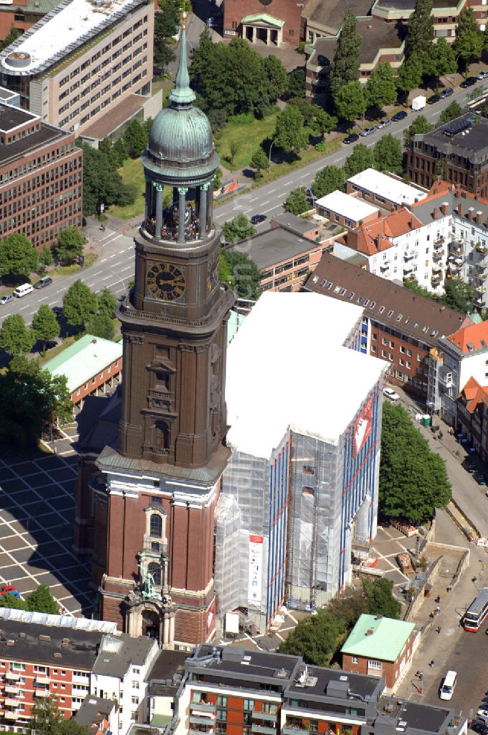 Aerial image Hamburg - Blick auf die evangelische Hauptkirche Sankt Michaelis, genannt „Michel“, ist die bekannteste Kirche Hamburgs und ein Wahrzeichen der Hansestadt, da sie von Seeleuten auf einlaufenden Schiffen gut sichtbar ist. Sie gilt als bedeutendste Barockkirche Norddeutschlands und ist dem Erzengel Michael geweiht, der als große Bronzestatue über dem Hauptportal hängt. Er ist dargestellt in Siegerpose über dem Teufel. Der Michel steht in der südlichen Neustadt zwischen Ludwig-Erhard-Straße, Krayenkamp und Englischer Planke. Kontakt: Hauptkirche St. Michaelis zu Hamburg, Englische Planke 1, 20459 Hamburg, Tel. +49(0)40 37678 0, Fax +49(0)40 37678 254, email: info@st-michaelis.de