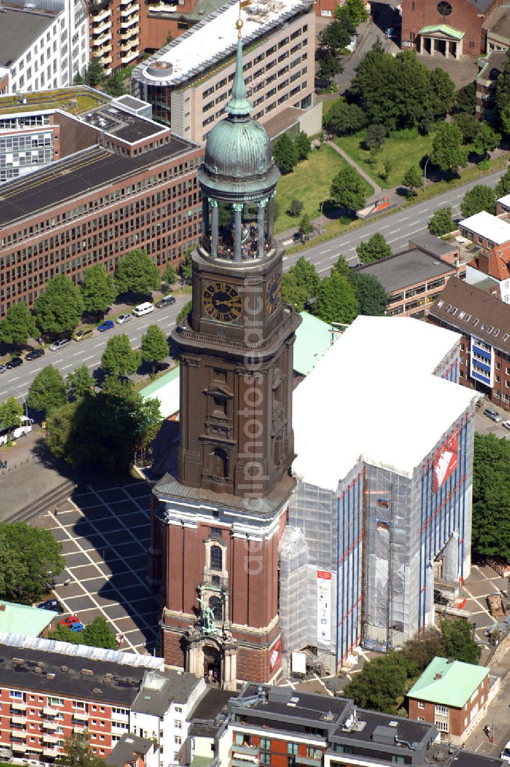 Aerial photograph Hamburg - Blick auf die evangelische Hauptkirche Sankt Michaelis, genannt „Michel“, ist die bekannteste Kirche Hamburgs und ein Wahrzeichen der Hansestadt, da sie von Seeleuten auf einlaufenden Schiffen gut sichtbar ist. Sie gilt als bedeutendste Barockkirche Norddeutschlands und ist dem Erzengel Michael geweiht, der als große Bronzestatue über dem Hauptportal hängt. Er ist dargestellt in Siegerpose über dem Teufel. Der Michel steht in der südlichen Neustadt zwischen Ludwig-Erhard-Straße, Krayenkamp und Englischer Planke. Kontakt: Hauptkirche St. Michaelis zu Hamburg, Englische Planke 1, 20459 Hamburg, Tel. +49(0)40 37678 0, Fax +49(0)40 37678 254, email: info@st-michaelis.de