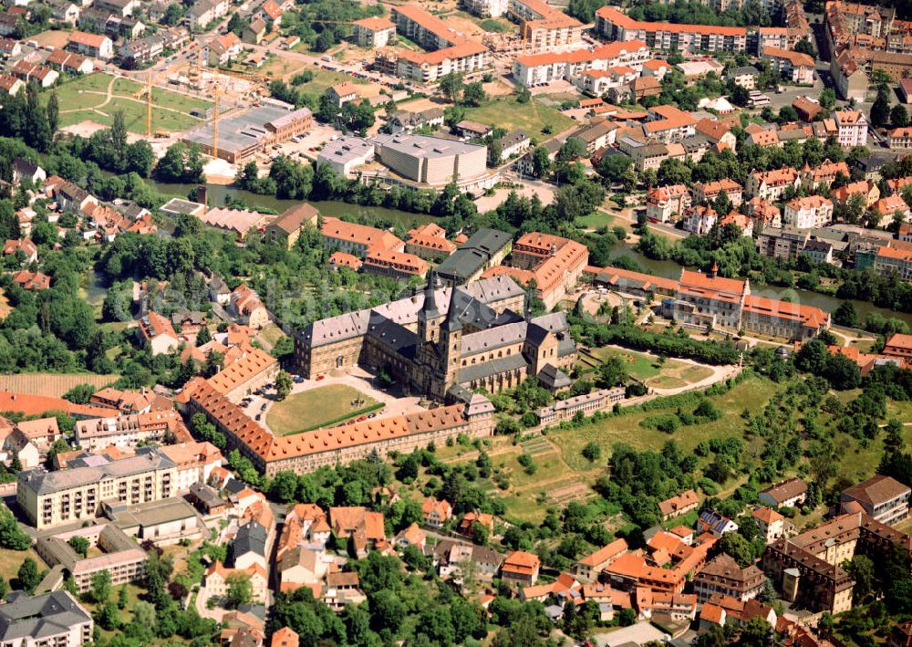 Bamberg from the bird's eye view: Die St. -Michaels-Kirche Bamberg wurde im 12. Jh. errichtet. U. a. erweiterte Balthassar Neumann 1742 weitere Gebäude auf dem Berg.Bamberg (mittelalterlich: Babenberg, bambergisch: Bambärch) ist eine kreisfreie Stadt im bayerischen Regierungsbezirk Oberfranken und gleichzeitig Standort des Landratsamtes Bamberg. Bamberg ist Universitäts-, Schul- und Verwaltungsstadt, wichtiges Wirtschaftszentrum Oberfrankens, sowie Sitz des gleichnamigen Erzbistums. Die Stadt ist in der Landesplanung als Oberzentrum des westlichen Oberfranken ausgewiesen und ist Mitglied in der Metropolregion Nürnberg. Bamberg ist Mittelpunkt eines Ballungsraums von über 200.000 Einwohnern und gilt als wichtigstes Zentrum im oberfränkischen Raum. Die sehenswerte Altstadt besitzt den größten unversehrt erhaltenen historischen Stadtkern in Deutschland und ist seit 1993 als Weltkulturerbe in die Liste der UNESCO eingetragen. Darüber hinaus ist Bamberg überregional bekannt für seine vielfältige und eigenständige Biertradition.