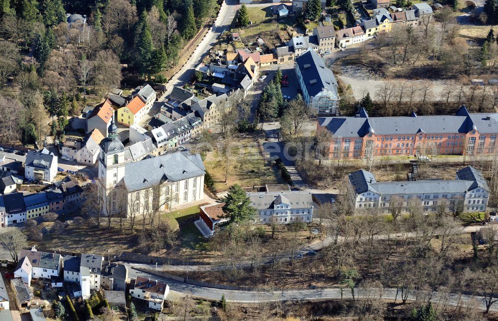 Aerial photograph Waldheim - Die evangelische Kirche St. Nicolai und die Gebäude der Grund- und Förderschule am Schulberg in Waldheim. The evangelical church St. Nicolai and the buildings of the primary and special school at the Schulberg in Waldheim.